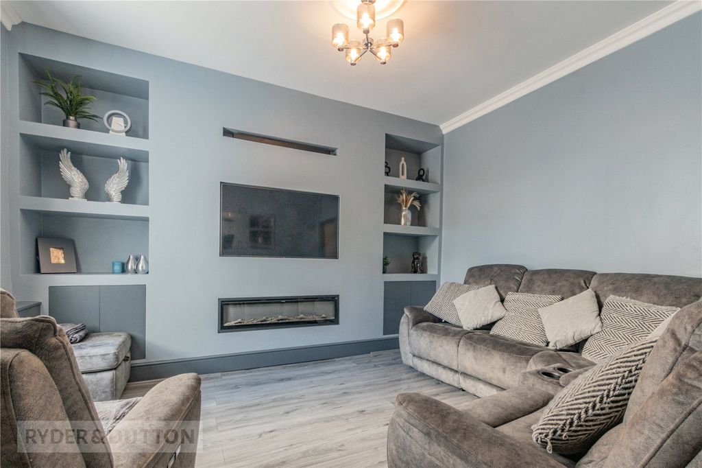 Property photo 3 of 20 Lounge