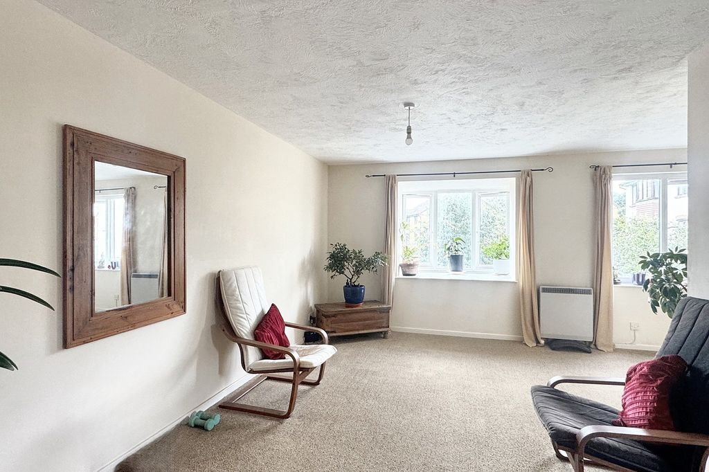 Property photo 3 of 8 4Bf8F968-d552-4542-961B-Fe572163Edf1