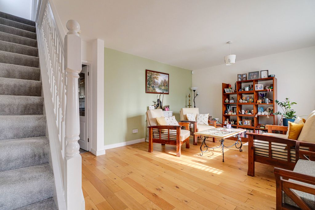 Property photo 3 of 17 Lounge