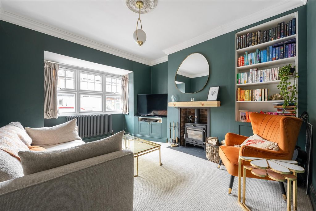 Property photo 2 of 32 Ainslie Wood Road, E4