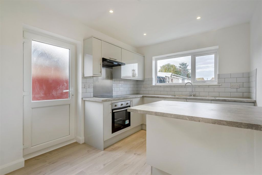 Property photo 3 of 15 8669140-Interior09.Jpg