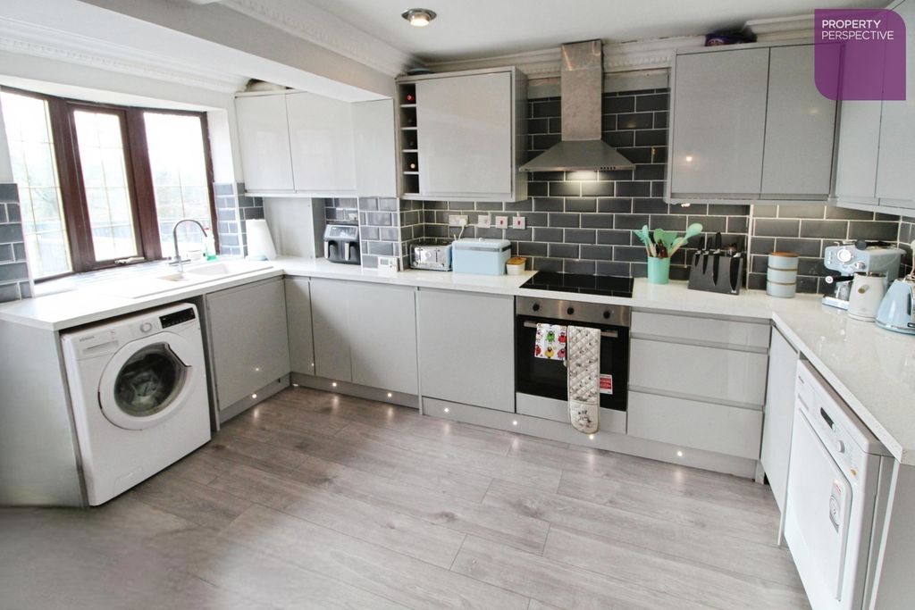 Property photo 3 of 10 Dining Kitchen