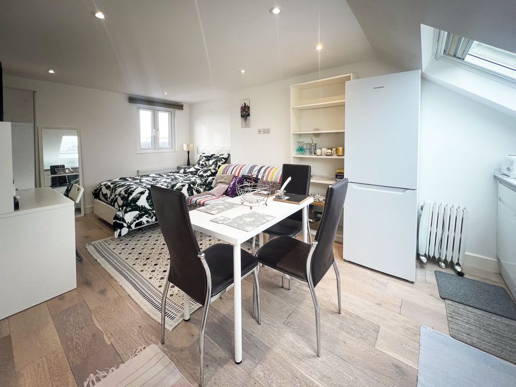 Property photo 1 of 7 Photo 4