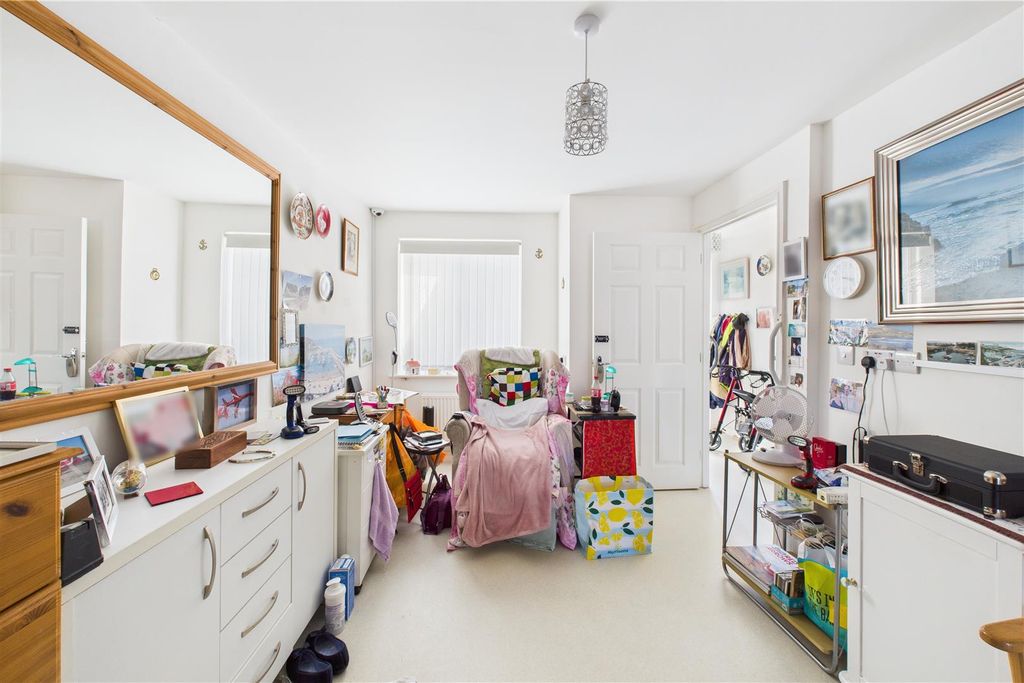 Property photo 3 of 17 Lounge