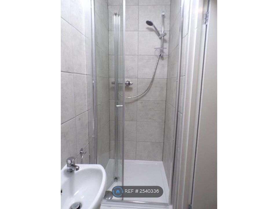 Property photo 3 of 18 Gf Flat 1 - Shower Room