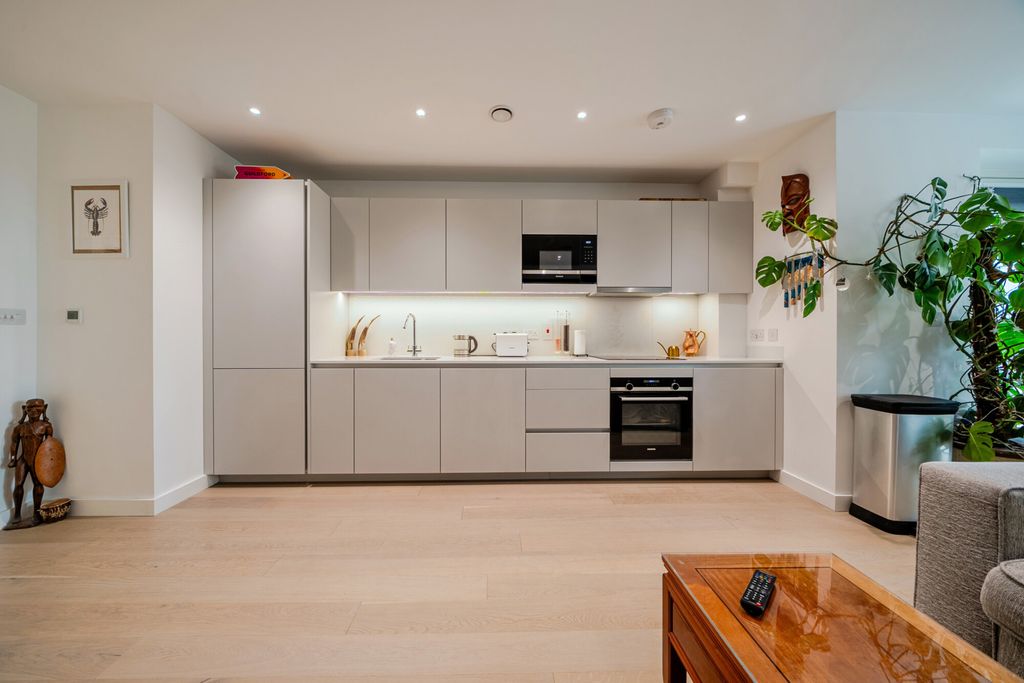 Property photo 2 of 21 1528467-13-6Accd1...