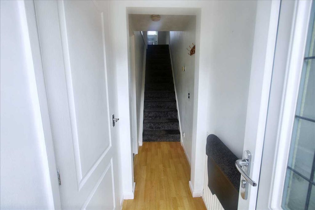 Property photo 2 of 19 Entrance Hall