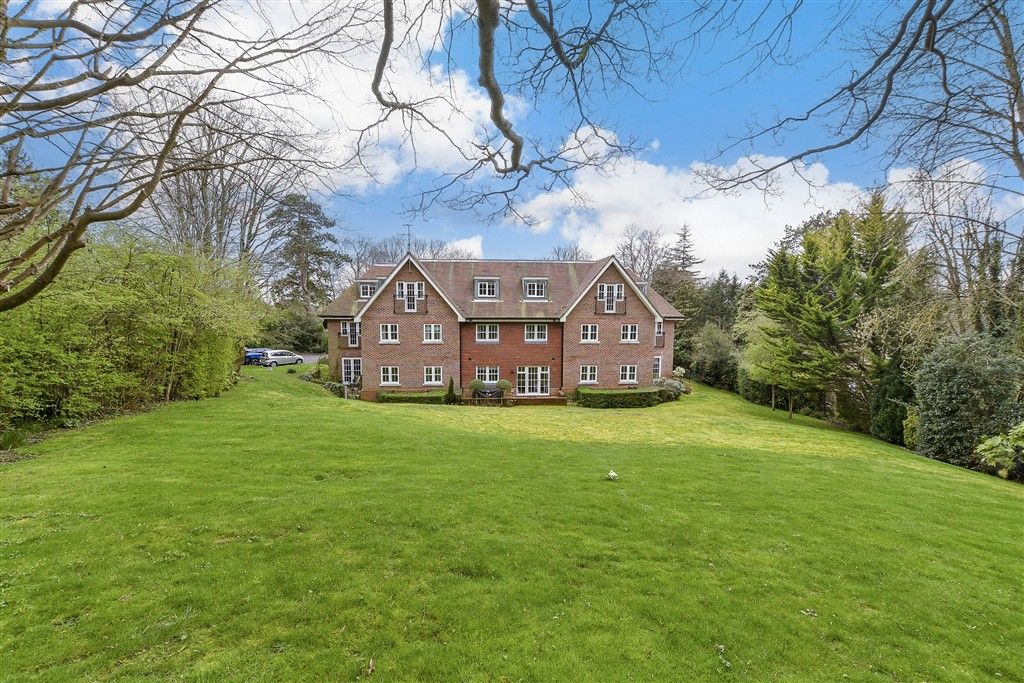 Property photo 2 of 14 Communal Gardens