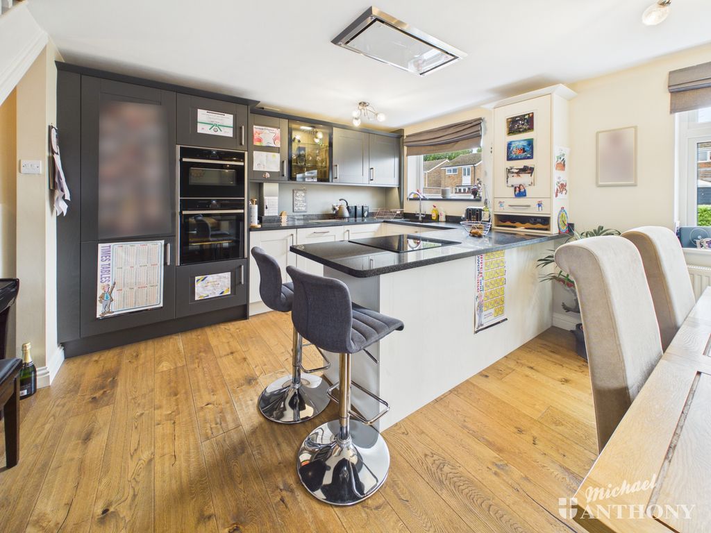 Property photo 2 of 11 Kitchen