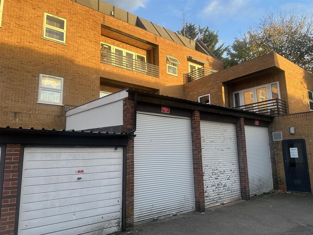 Property photo 1 of 5 Garage