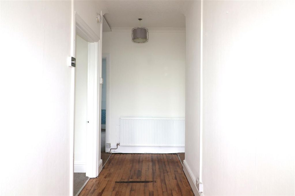 Property photo 3 of 11 Hallway