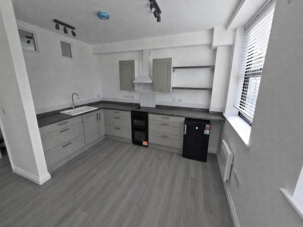 Property photo 2 of 6 Kitchen