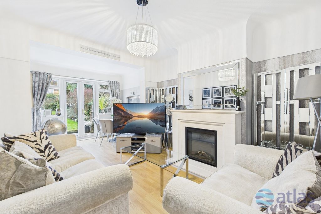 Property photo 3 of 24 Lounge (Back)