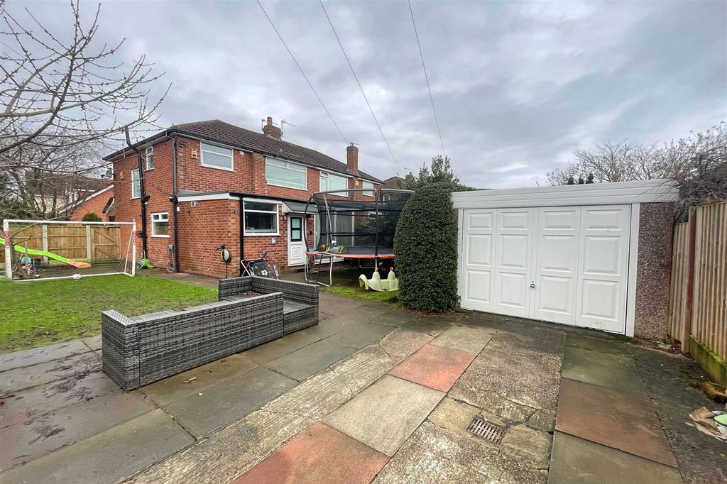 Property photo 2 of 17 Garden