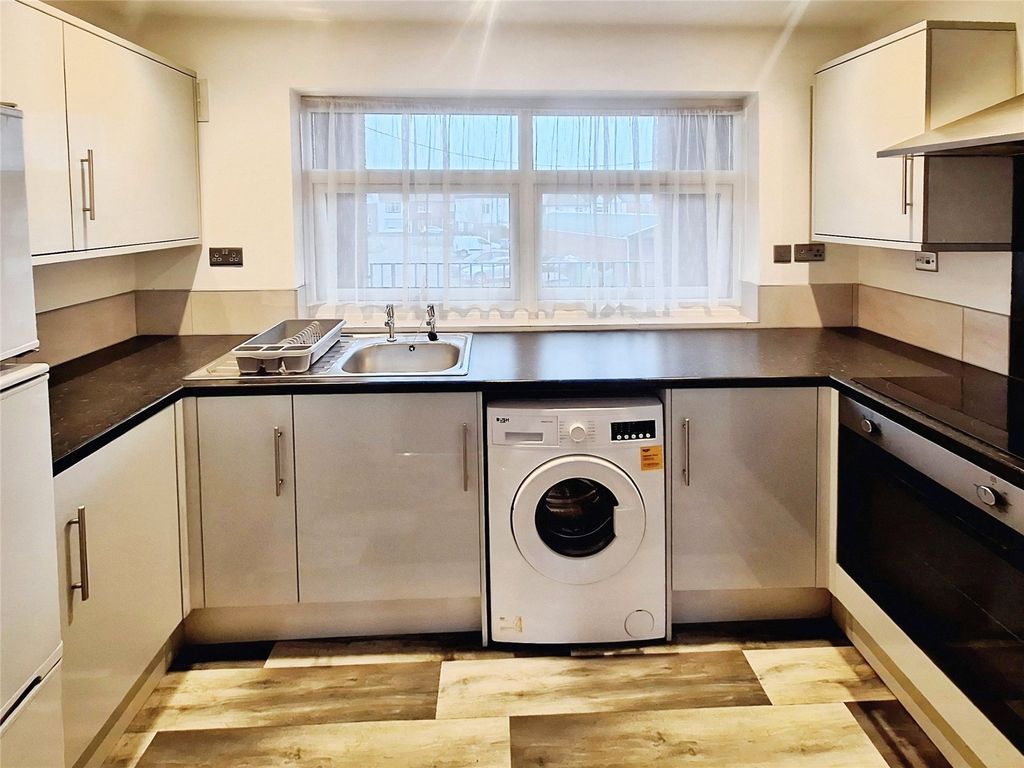 Property photo 3 of 9 Kitchen