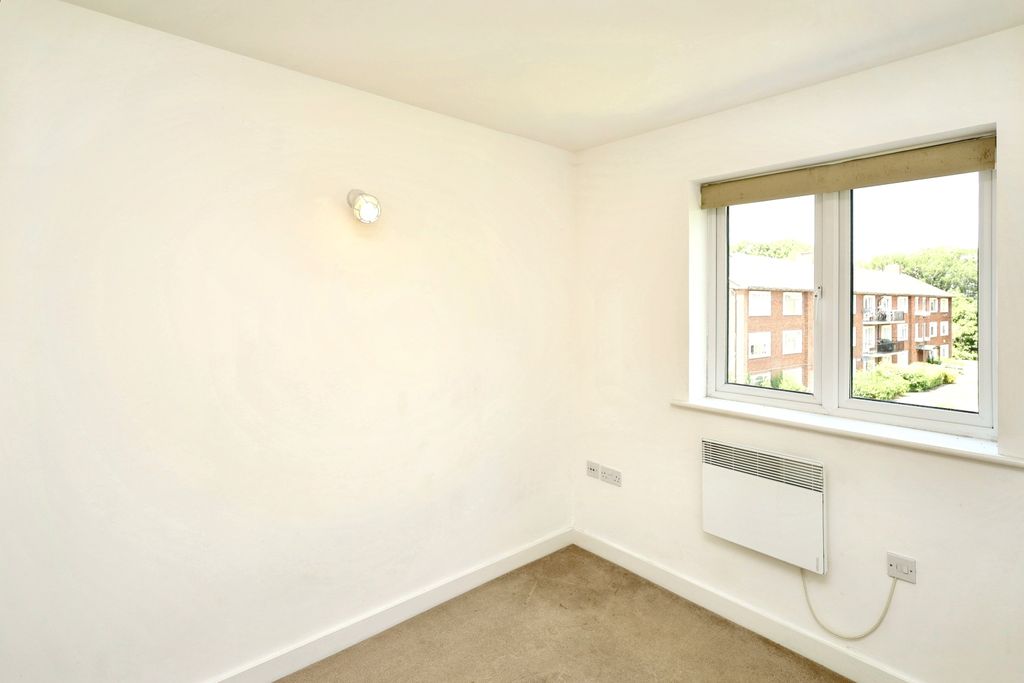 Property photo 3 of 24 11 Celandine Grove, Southgate, London, N14 4Bp