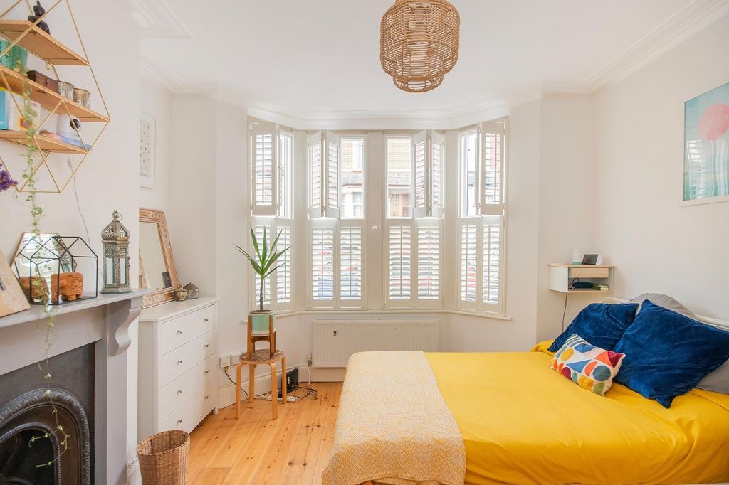 Property photo 1 of 30 G1M9Frbr - Bedroom F.Jpg