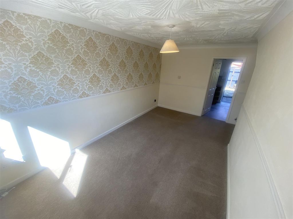 Property photo 3 of 14 Lounge 1