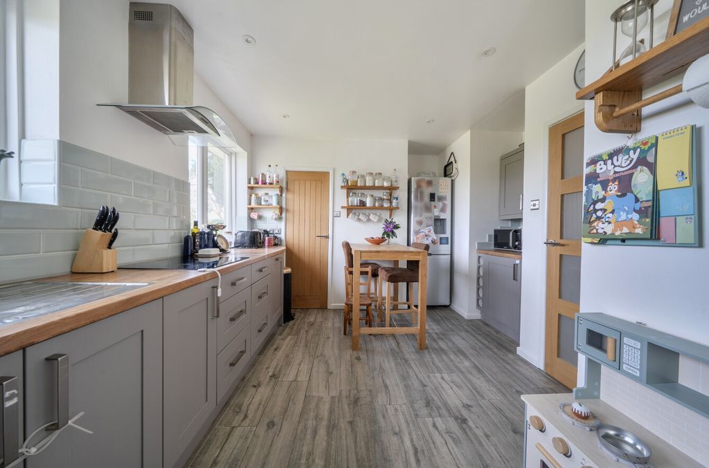 Property photo 2 of 21 1457761-10-6A05E9...