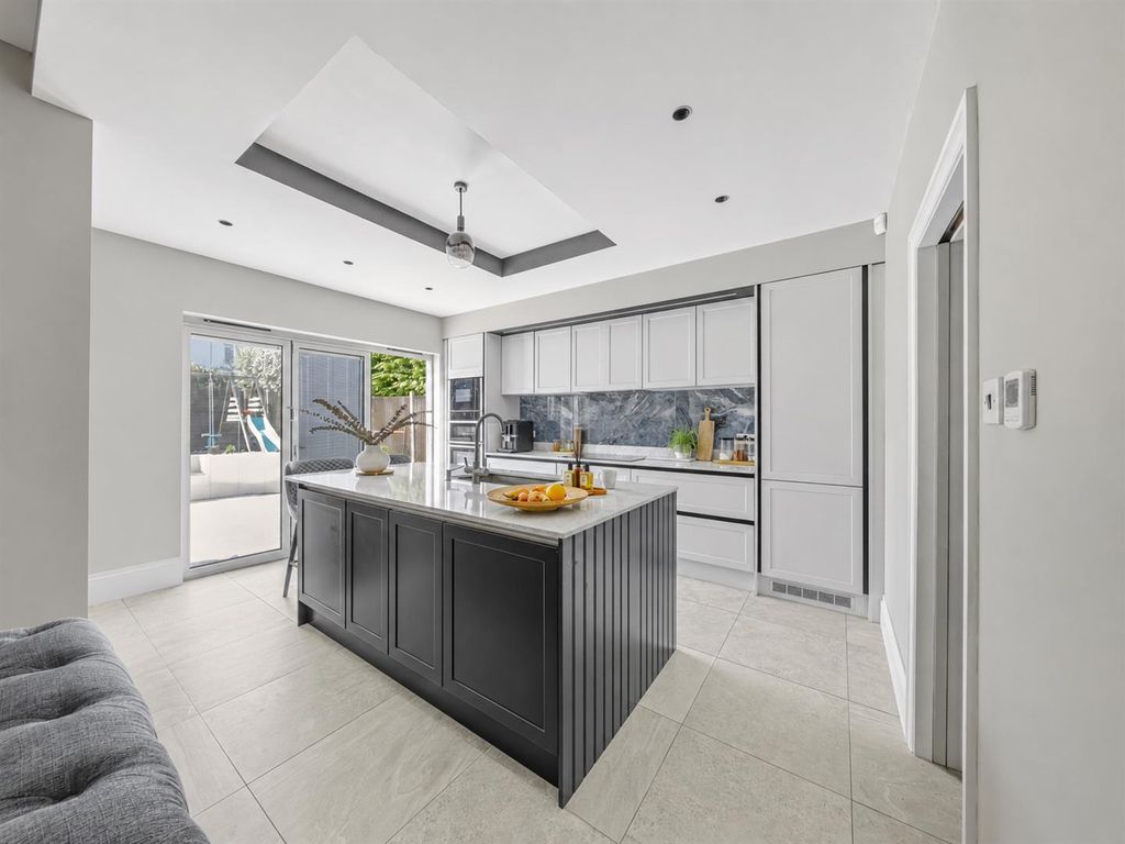 Property photo 2 of 63 48 Beacon Kitchen.Png