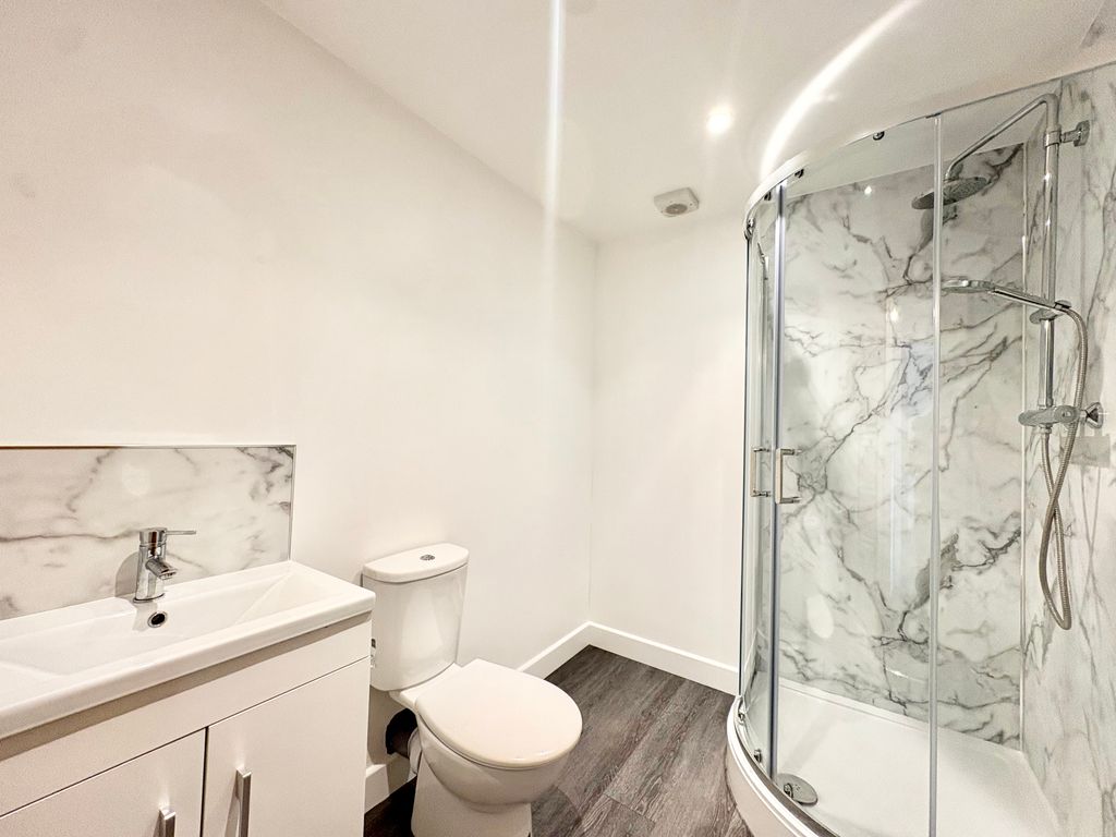 Property photo 2 of 6 Bathroom