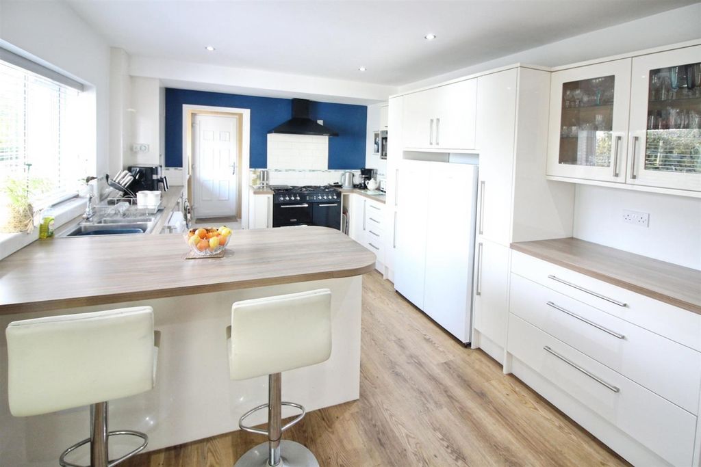 Property photo 2 of 28 Kitchen/Diner