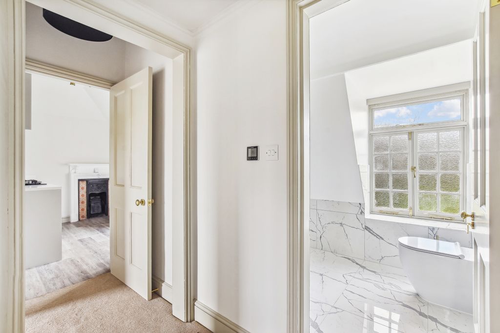 Property photo 3 of 13 07-155E4212-902c-44A6-9A73-25Fe29645417Gcham - Flat 5 23 Frognal Lane - Hall -Original (1).Jpg
