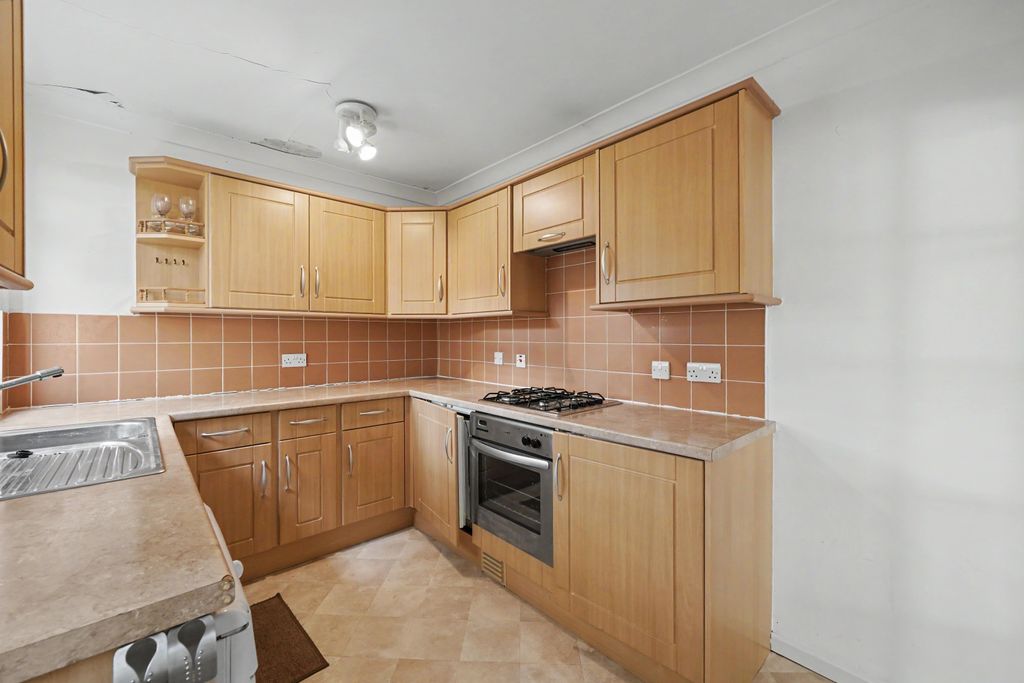 Property photo 3 of 14 63 Longs Way, Wokingham, Berkshire Rg40 1Qw
