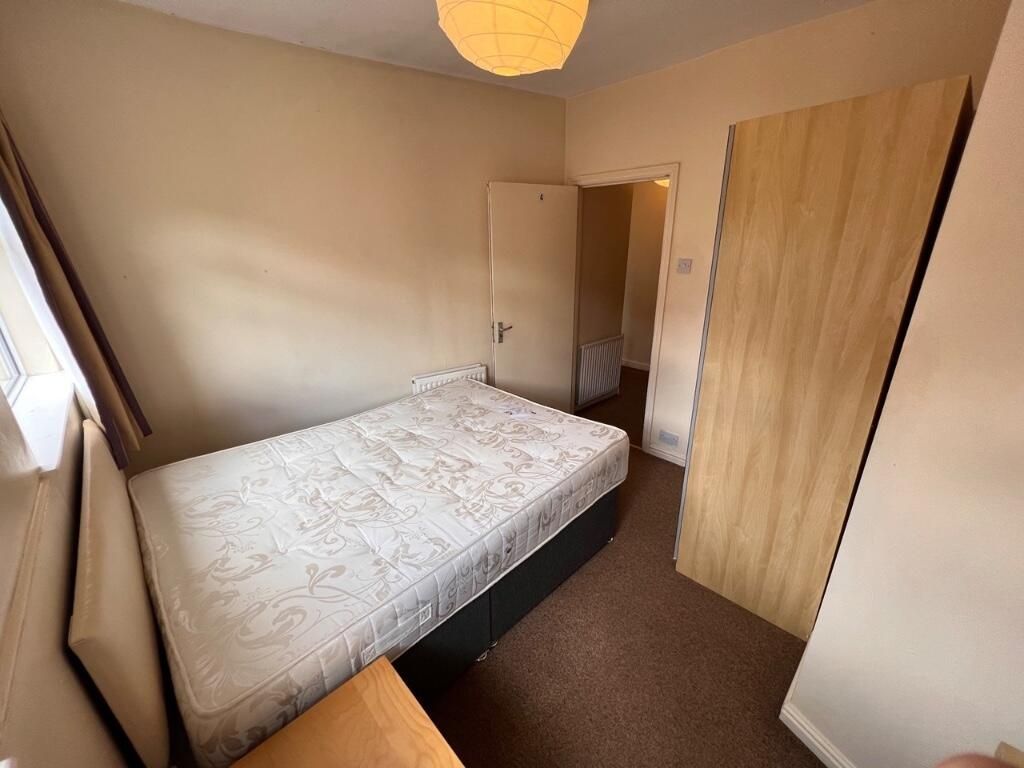 Property photo 3 of 15 A Neat And Functional Double Bedroom Featuring A c...