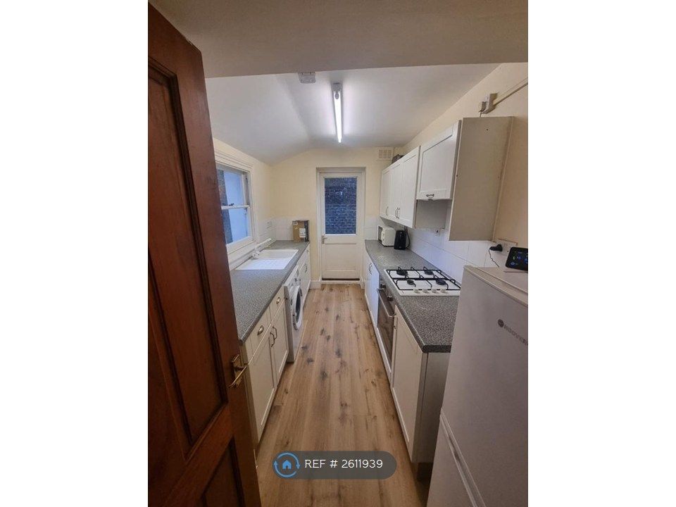 Property photo 3 of 11 Kitchen