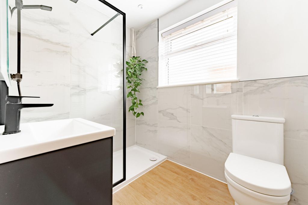 Property photo 3 of 13 Bathroom