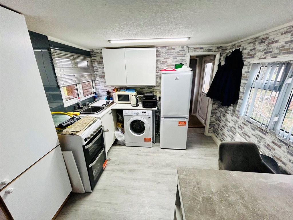 Property photo 3 of 9 Kitchen