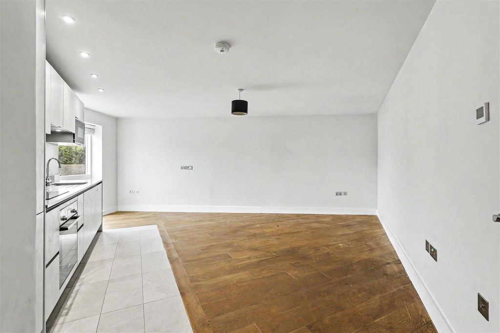Property photo 3 of 13 Chalk Place_9.Jpg