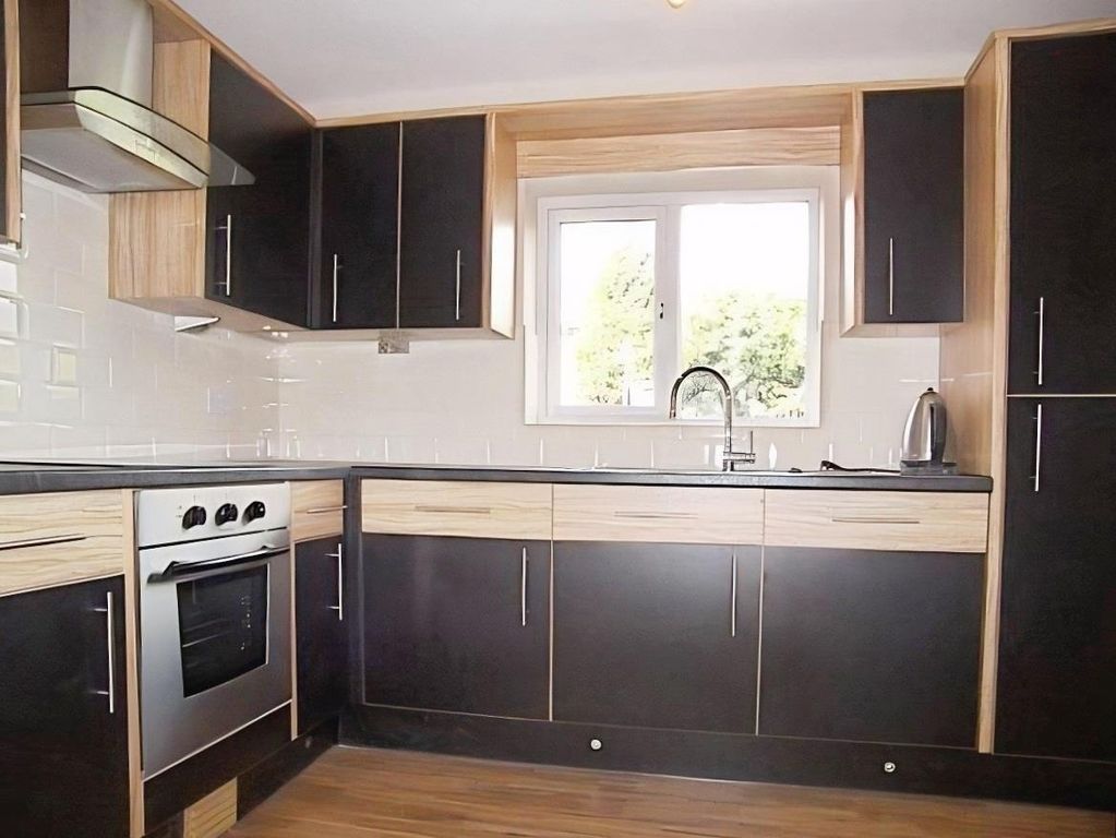 Property photo 2 of 6 Kitchen