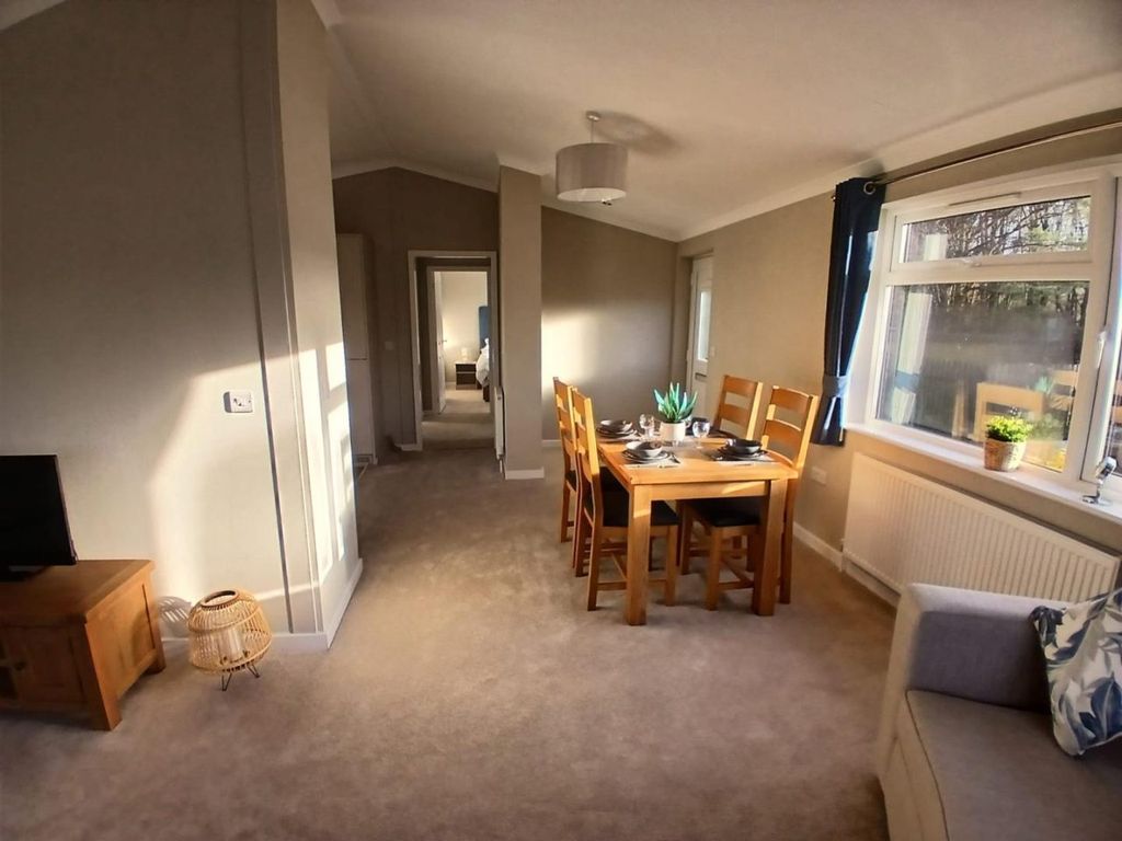 Property photo 2 of 4 03 Aon Dining