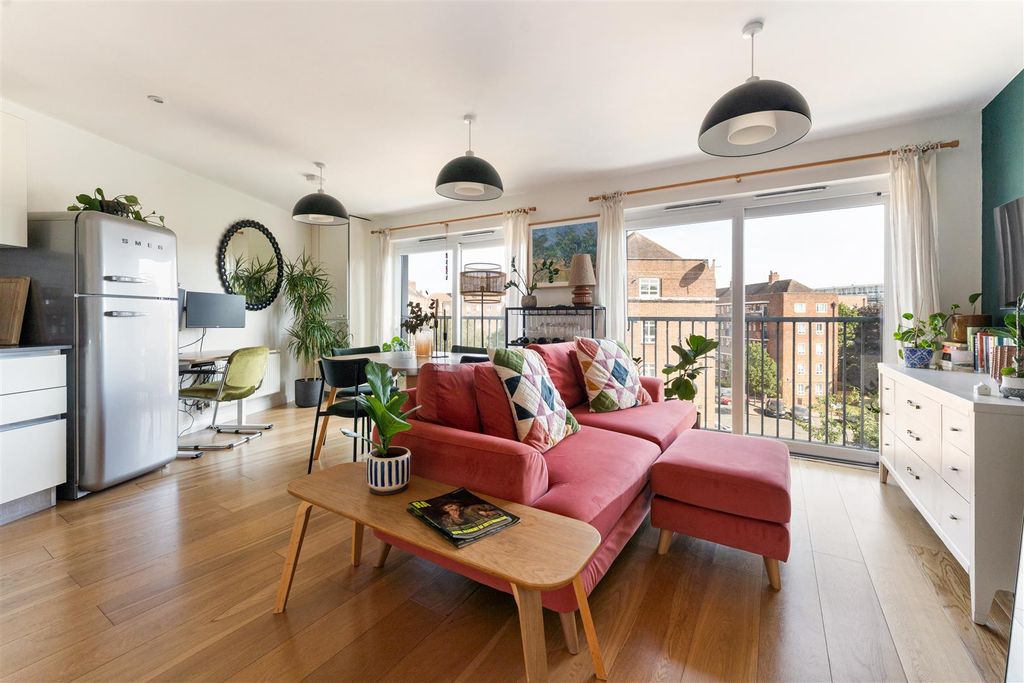 Property photo 1 of 14 Cresset Road, E9