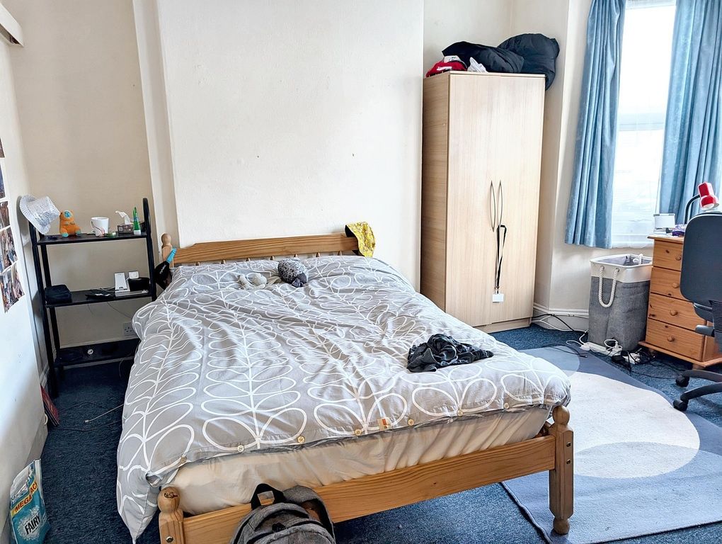 Property photo 1 of 14 Bright, Simply Furnished Double Bedroom With A Dou...