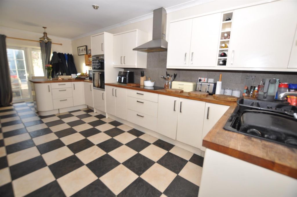 Property photo 3 of 19 Kitchen/Breakfast Room