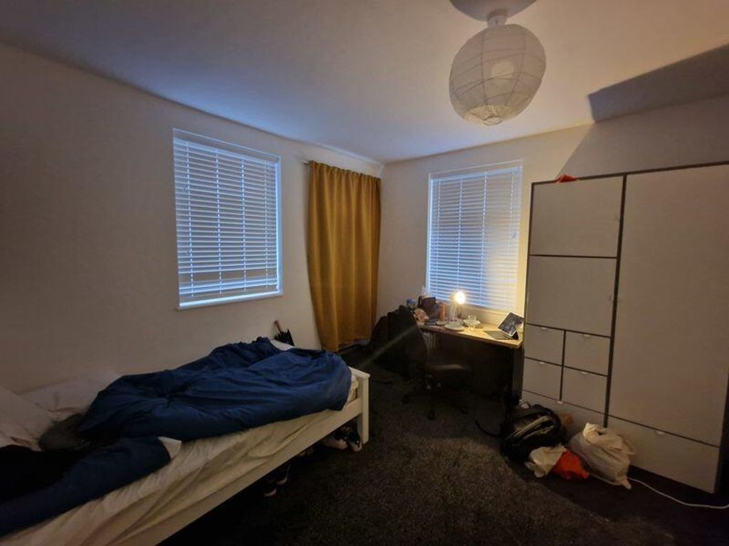 Property photo 2 of 6 A Cozy And Inviting Double Bedroom With Good Natur...