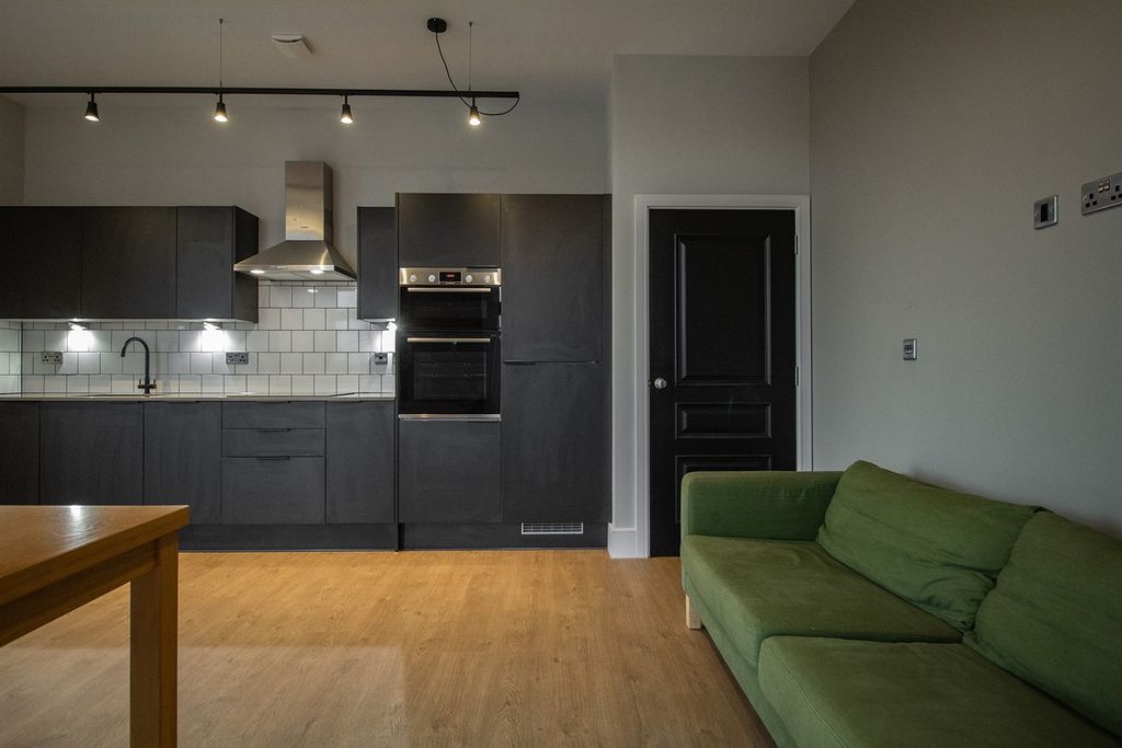 Property photo 3 of 39 Lounge / Kitchen