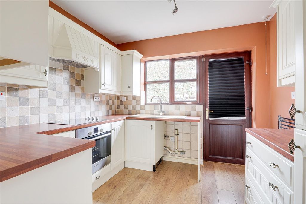 Property photo 2 of 16 5925.Jpg