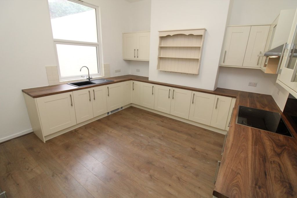 Property photo 3 of 12 Kitchen