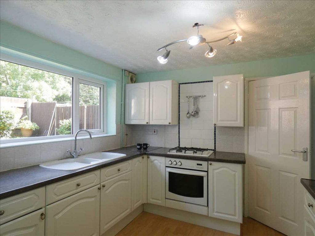 Property photo 3 of 10 Kitchen