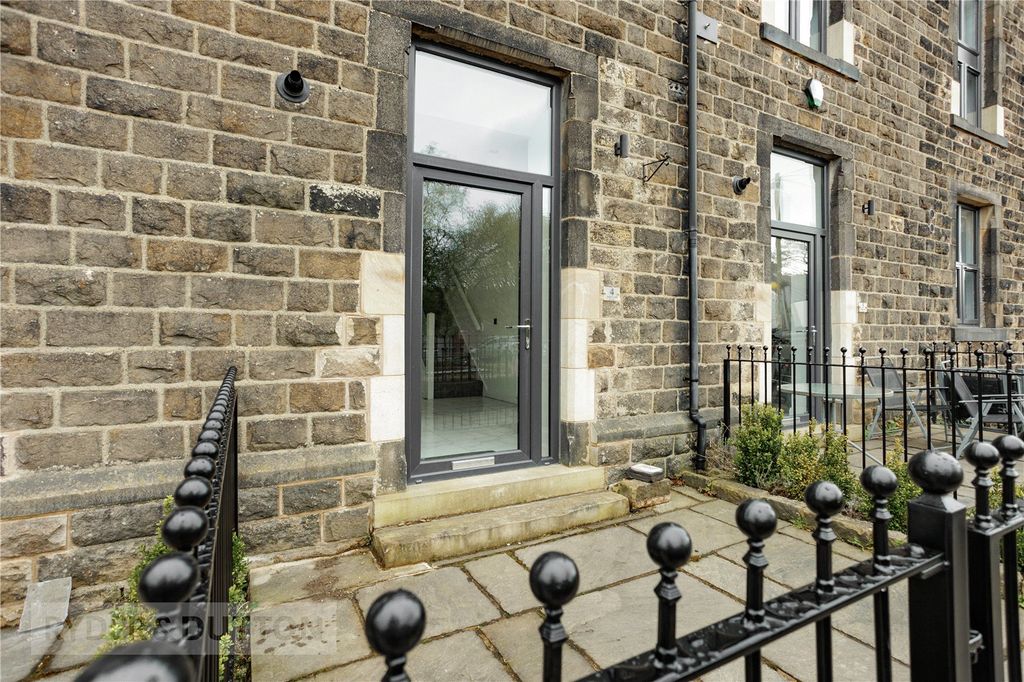 Property photo 1 of 25 Saddleworth Court