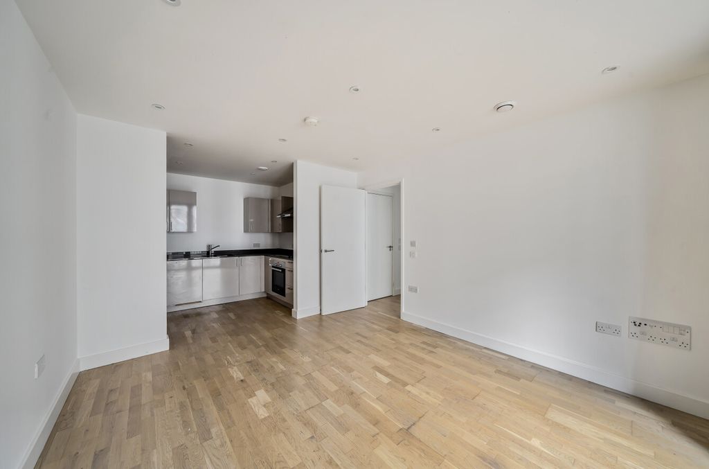 Property photo 3 of 11 1371168-5-68F7Aea...