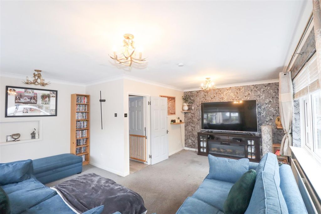 Property photo 2 of 22 Living Room