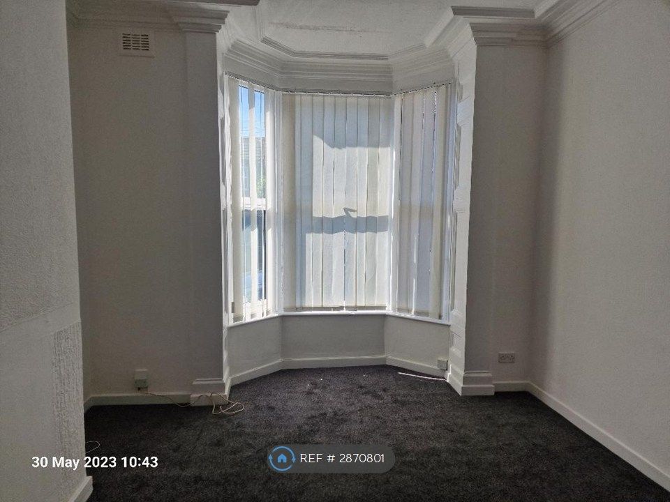 Property photo 3 of 11 Living Room