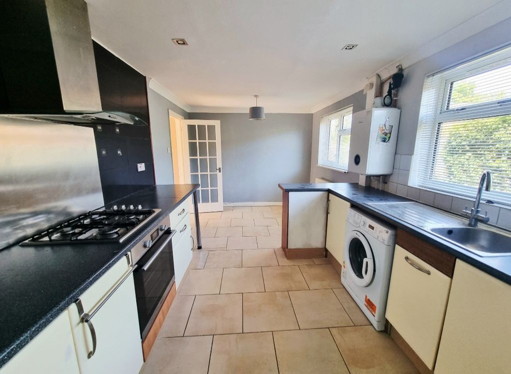 Property photo 3 of 12 Kitchen