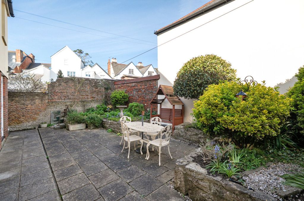 Property photo 2 of 11 Courtyard Garden