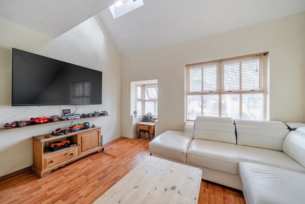 Property photo 3 of 10 1-69E20B736092E-1...